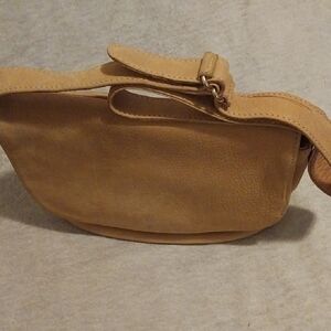 Elegant Tan Leather Shoulder Bag